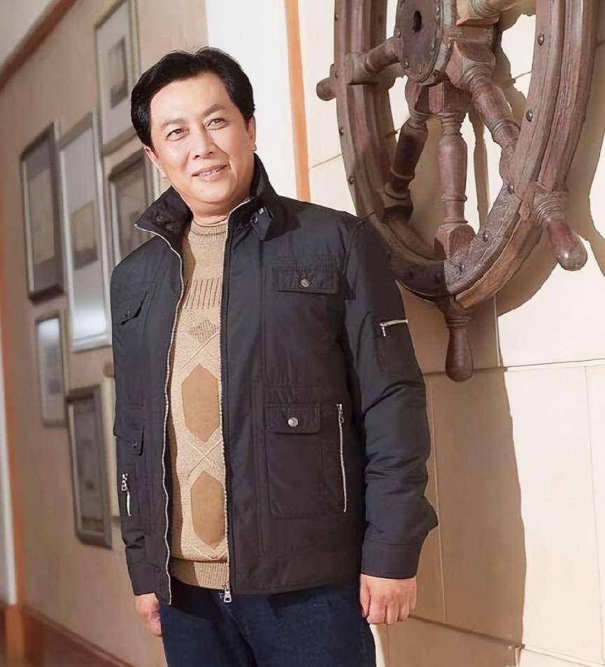 唐国强现状:国内淘金,妻儿在国外花,为残疾儿子的婚恋担心_唐英涵