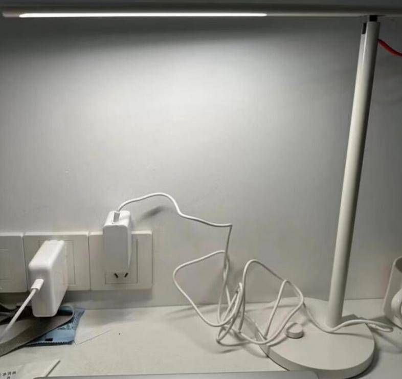 护眼灯有蓝光好还是没蓝光好呢？内含2024高性价护眼台灯推荐