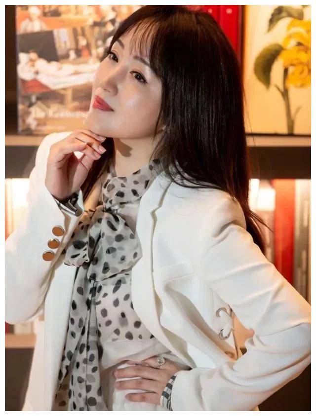 甜美少女杨钰莹,青春状态与颜值俱佳,散发少女魅力._音乐剧_岁月_生活