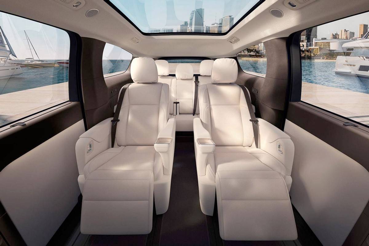 第二排座椅采用独立式布局,功能方面比较丰富,比如一体式腿托加热,95