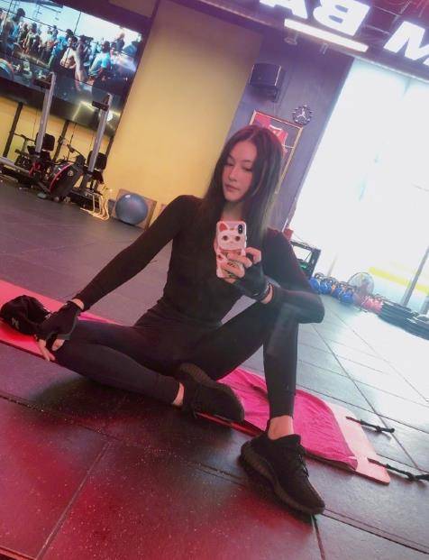 这个时不时晒一下健身房自拍的小姑娘,绝对有足够强大的自律束缚自己.