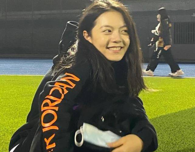 赵今麦晒大一生活,素颜穿卫衣皮肤有点黑,手机壳暴露"感情现状"_中戏