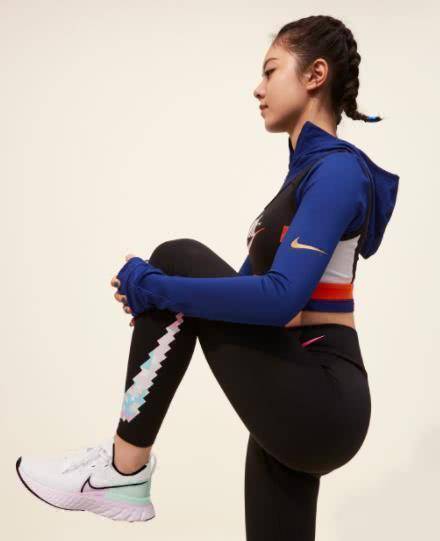 赵今麦"湿发"造型拍大片,穿20cm运动衣,少女身材很明显