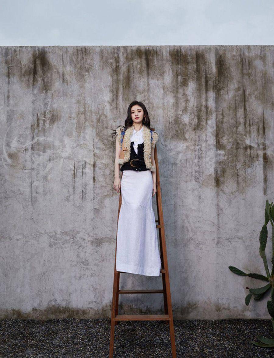 鞠婧祎四月大片出炉,站到梯子上的那一刻,确定身高159cm?