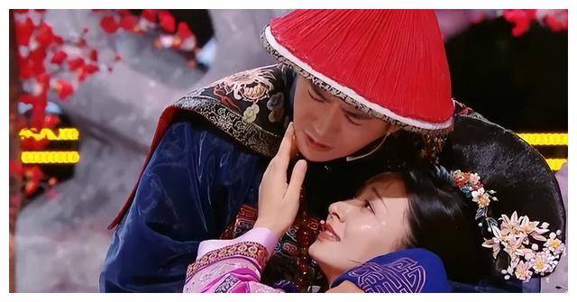 而在剧中扮演曹琴默的陈思斯,则是张晓龙的现任女友,这样的组合更让人