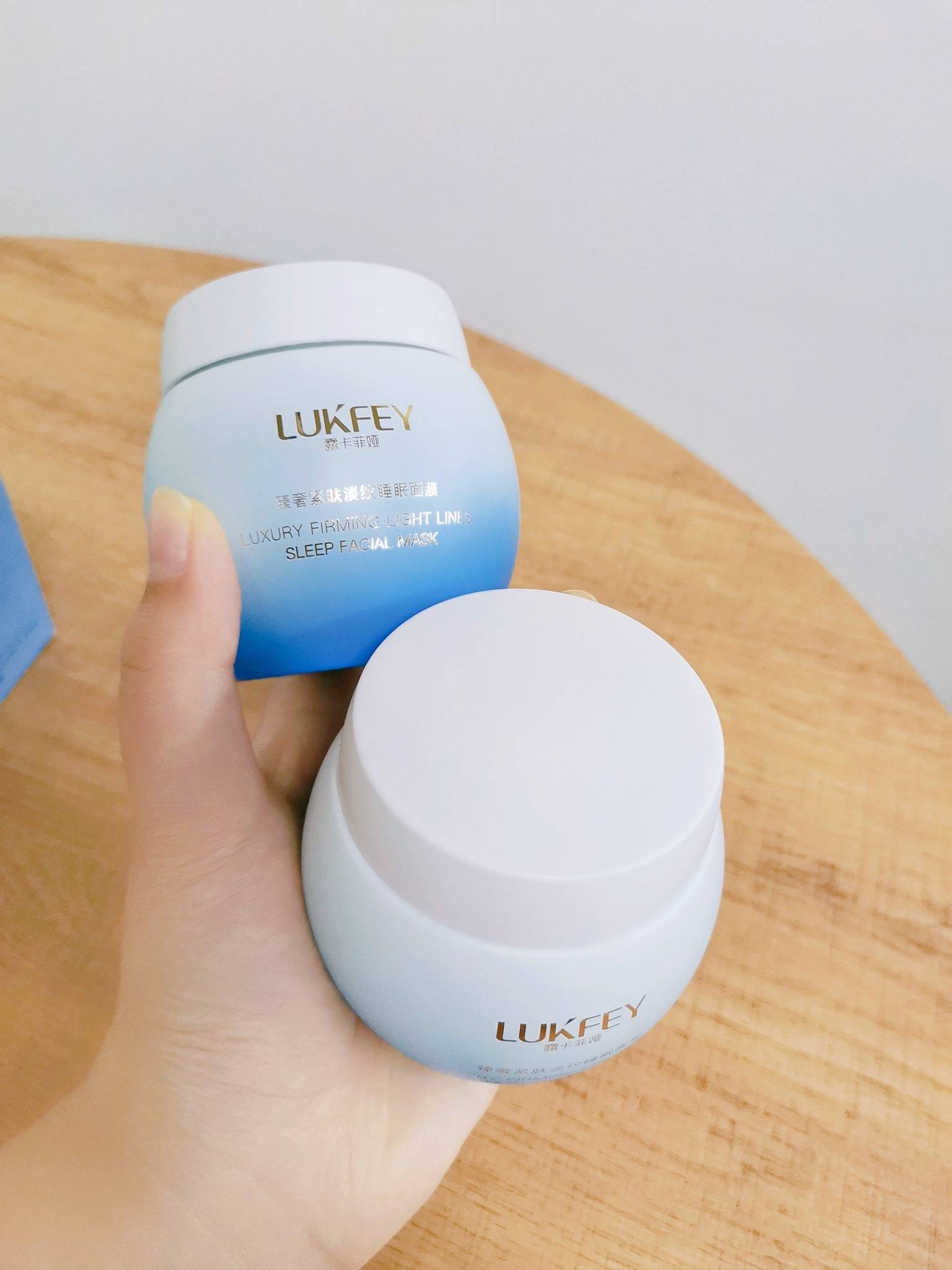 最爱的还得是露卡非娅免洗睡眠面膜它的肤感,质地是啫喱状的,上脸非常