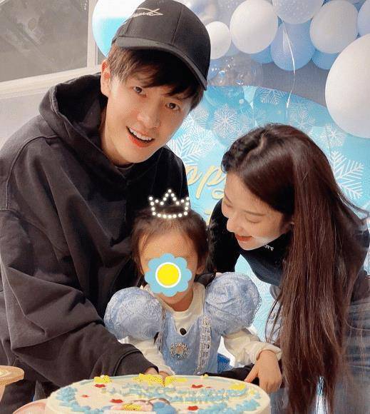 付辛博一家为女儿庆生,3岁小月亮身高猛蹿,90斤颖儿抱不动她_孩子