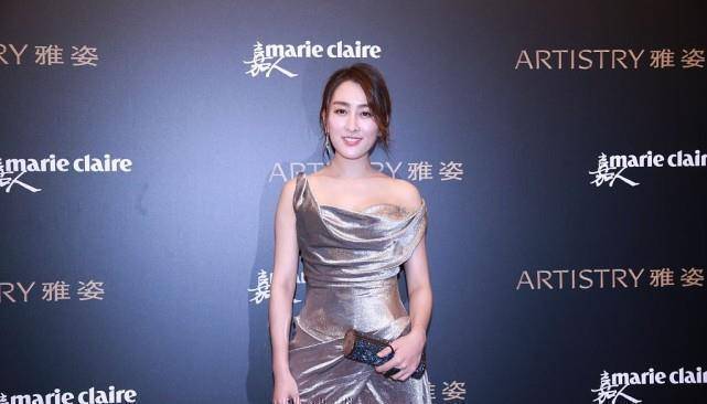 马苏真是挺招摇的,一袭亮面礼裙看着都晃眼,好身材让人心动_礼服_银色