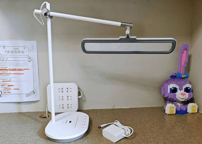 护眼灯有蓝光好还是没蓝光好呢？内含2024高性价护眼台灯推荐