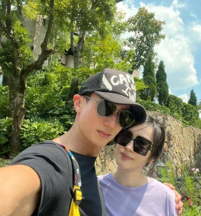 吴尊一家去游乐园,儿子max又萌又帅,林丽吟比neinei皮肤还白_孩子