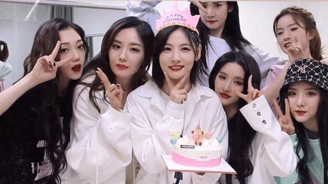 赵粤26岁生日,硬糖少女一起庆祝,看清合影站位:这感情没法装_队友