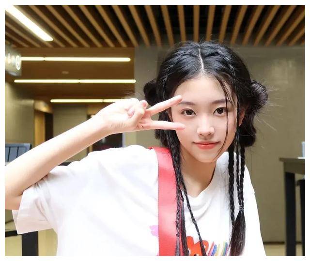 刘婷秀是2006年出生的成员,据传她在团队中的定位是vocal.