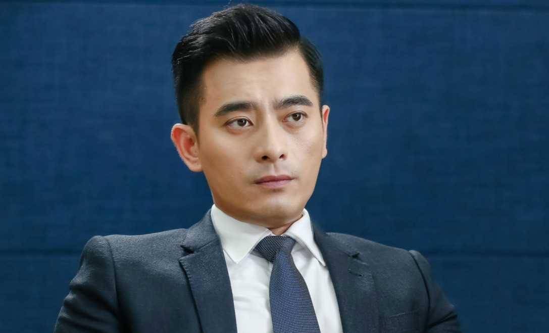 照片中,身高1.8米的陈龙,像个孩子一样,歪着脑袋,轻轻靠在外婆的头上.