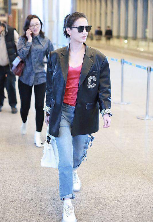 黄圣依一看就是生活幸福的样子,机场凹造型好自信,牛奶肌太晃眼_红色