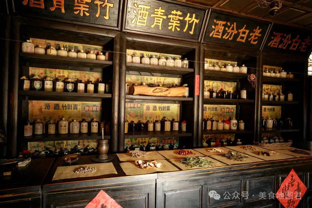 王协舒在杏花村开设酒坊,生产包括竹叶青在内的多种酒品,取名"宝泉益"