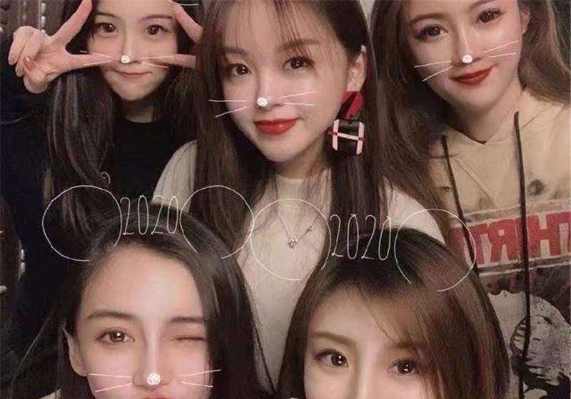 杨颖与一群富婆合影,站在边缘位置,霸气回应不在乎站位.