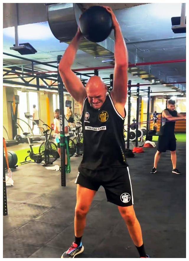 世界拳坛近期一段由wbc重量级拳王泰森-富里最新训练视频引发了外界的