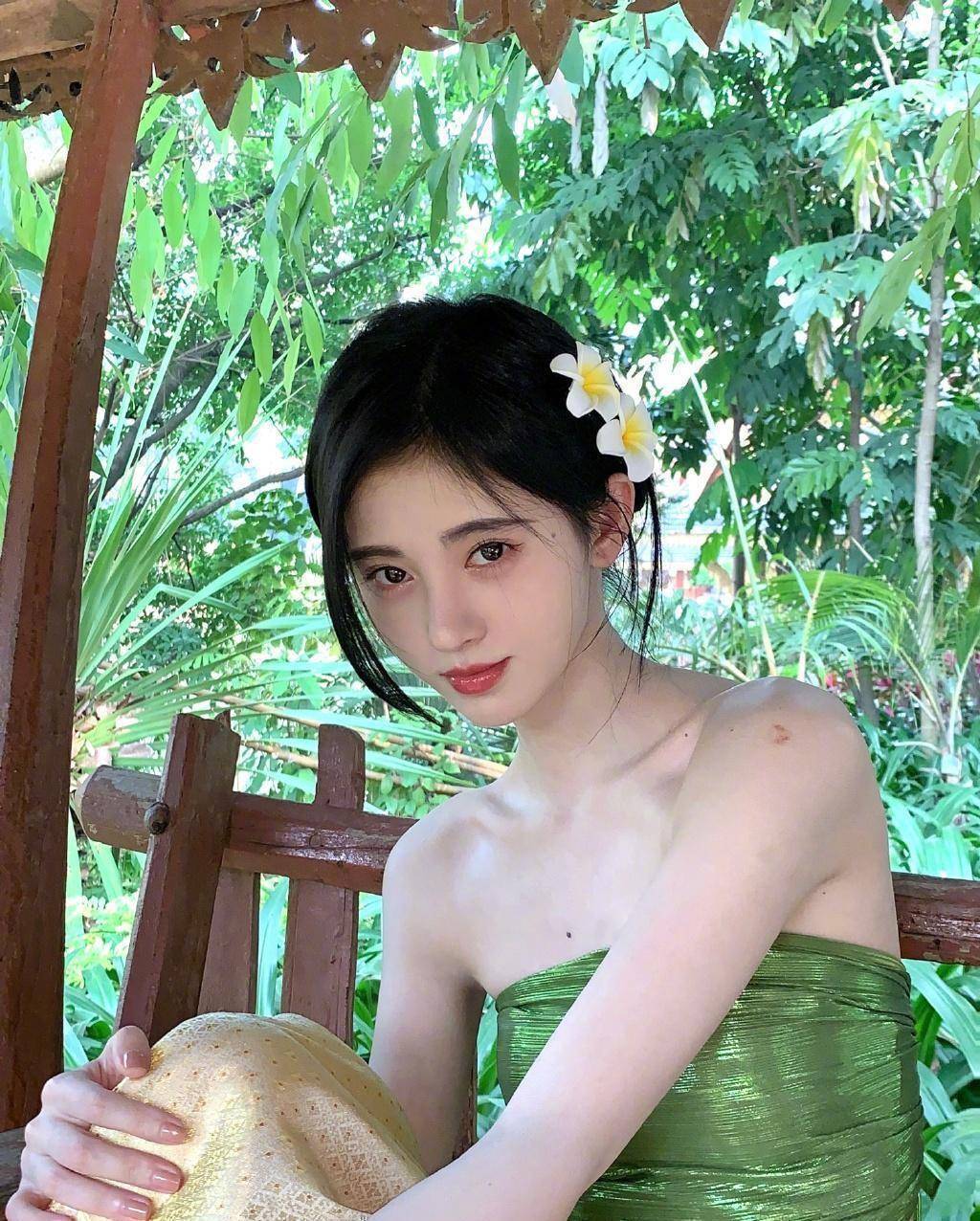 鞠婧祎发文晒照上热搜,身穿傣族服饰似精灵,肤色白得晃眼_元气_少女