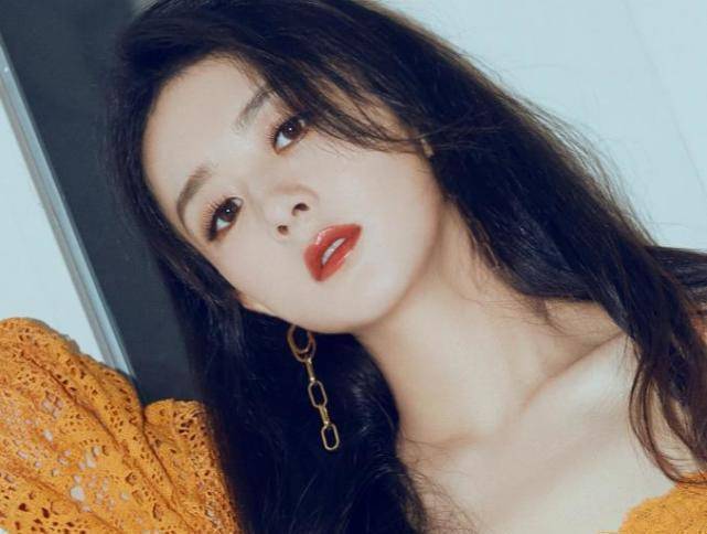 赵丽颖片场吃桃子,白色背心清爽十足,脸和手臂"肤色差"太真实_颖宝