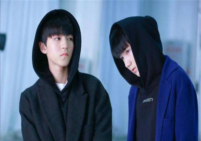 王俊凯王源同台出席活动,一前一后走红毯,粉丝表示激动不已.