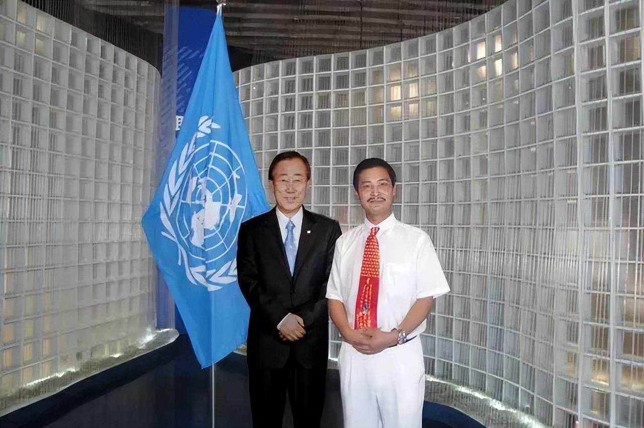 王小平珍影节选|世界各国政要,大使为和平长卷签名题词盖章合影_友谊
