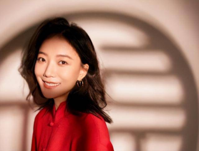 你敢娶40岁的王珞丹吗?她的姥爷95岁了,还在等着吃她的喜糖!