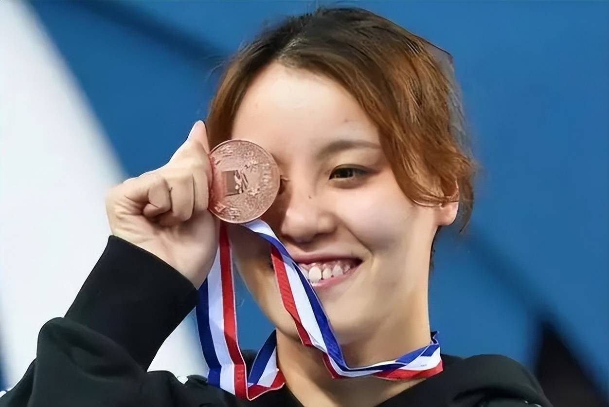 游泳运动员傅园慧在长白山发微博求助:"咱们包了