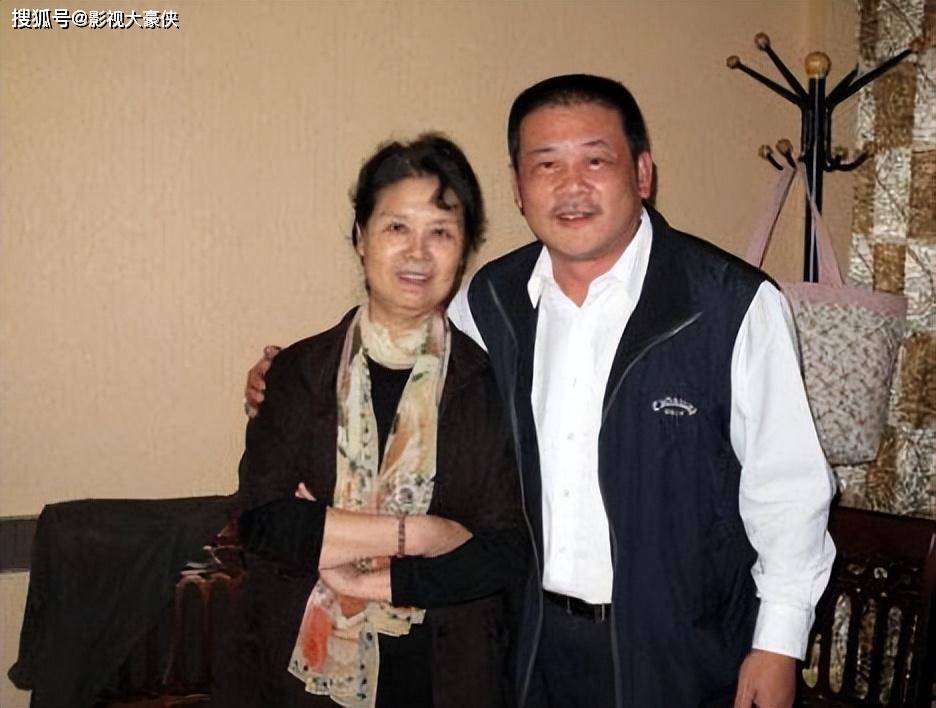 她一婚嫁给大8岁演员,二婚嫁给富商,如今60岁被宠成"公主"_左翎_王