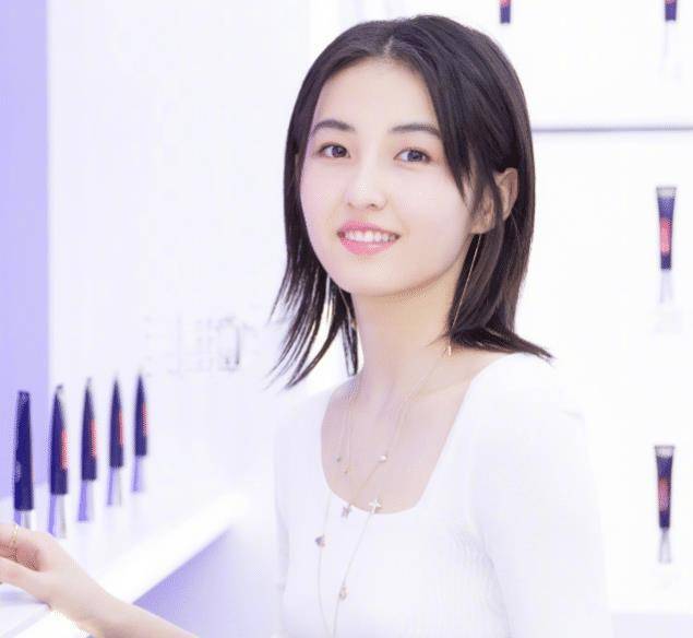 张子枫终于摆脱"锅盖头",穿白色t恤录宣传片,中分短发显成熟_刘海