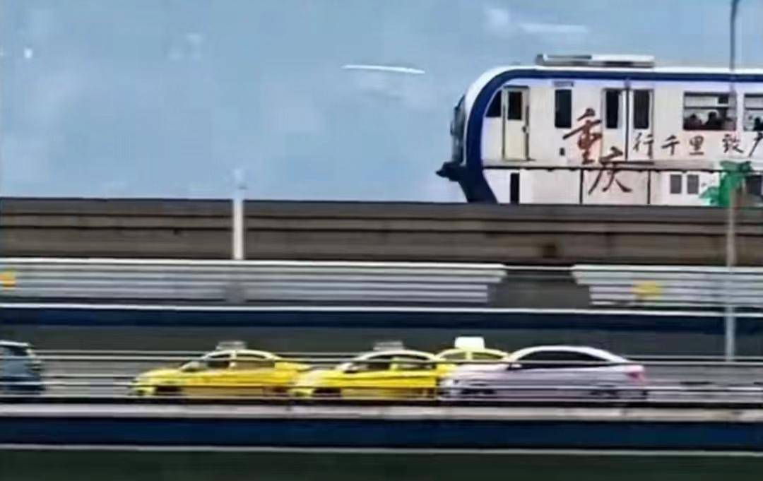 重庆"黄色法拉利"再度出圈,亲历人:人在车上做,魂在后面追_出租车