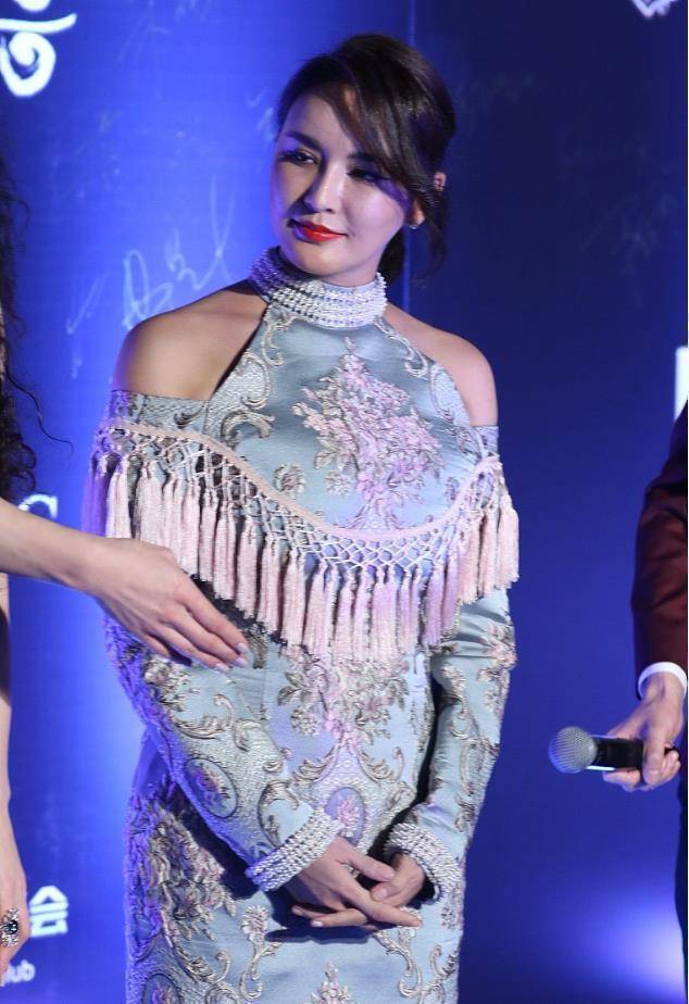 莫小棋对身材真自信,穿紧身皮裙秀玲珑曲线,真是妩媚动人_流苏_造型