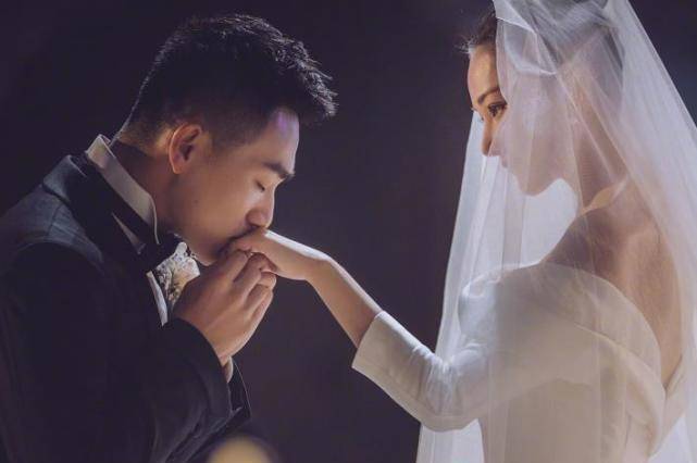 张馨予晒照秀细腰,长腿,窗外景色暴露豪宅位置,又去找何捷了?