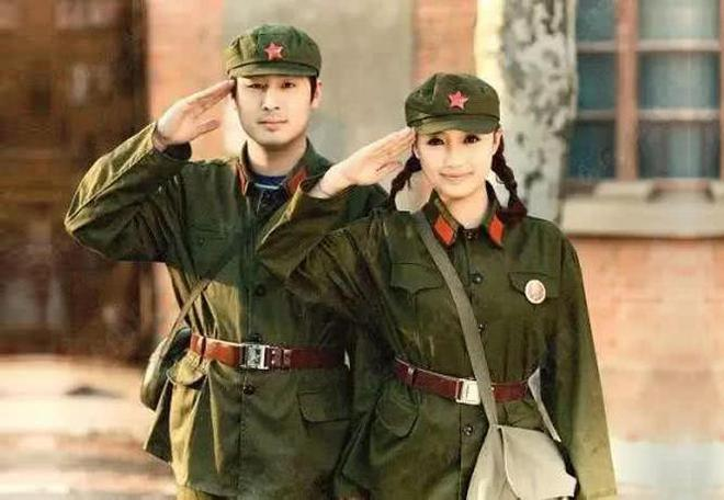 全民追捧"三点红",65式军装在老兵心中分量为何这么重?