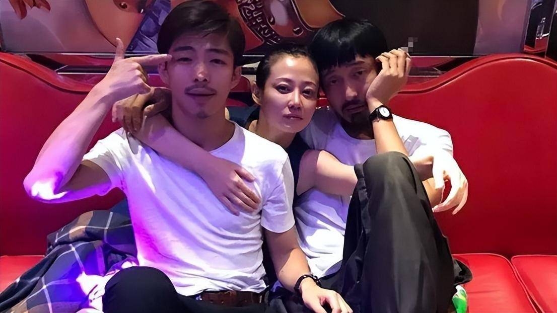 40岁谭卓和"黄毛"公布恋情,两人亲吻照曝光