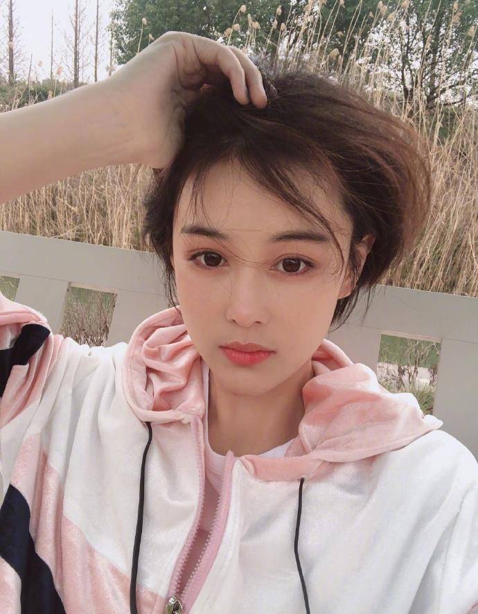 张馨予多次预告终晒照,头发蓬乱嘴唇时尚,宣告再吃两天就漂亮_自拍