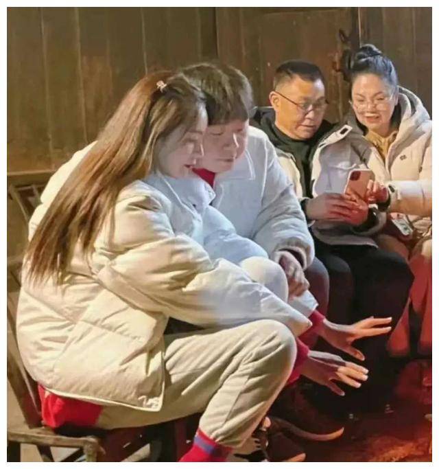 李一桐带着潮流归乡,柔情似水一身大牌,爆笑配文笑翻天.