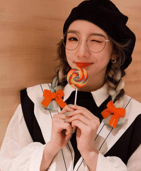 孟美岐马路边拍大片,无视路人经过继续摆拍,男友视角"求牵手"太甜了