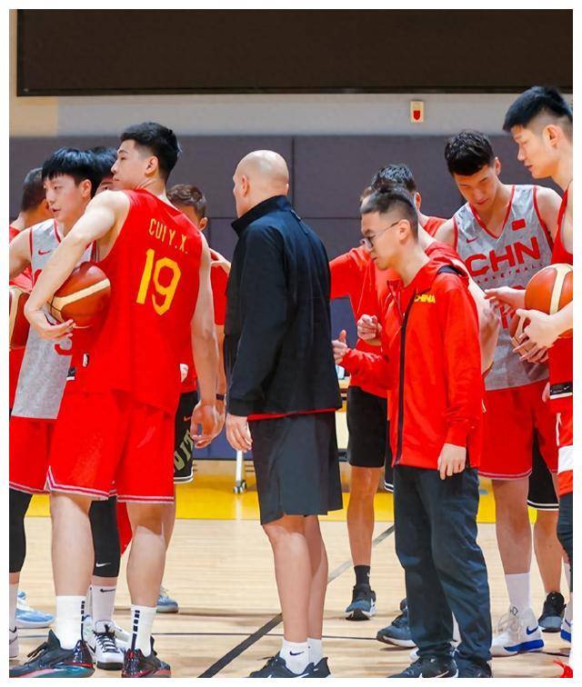 广东队三将入选，中国男篮12人名单确定，淘汰一中锋