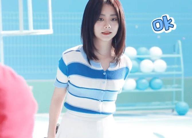 32岁谭松韵拍广告,生图脸小,又瘦又白,和20岁女生同框完全不输_部分