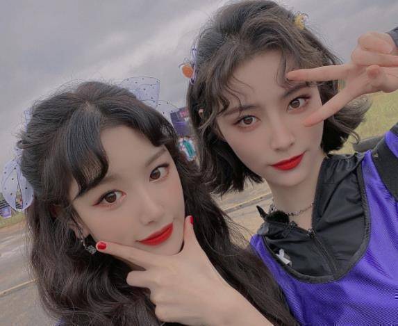 孔雪儿许佳琪成闺蜜,跳舞后又晒合影,一个打扮淑女,一个俏皮可爱_镜头