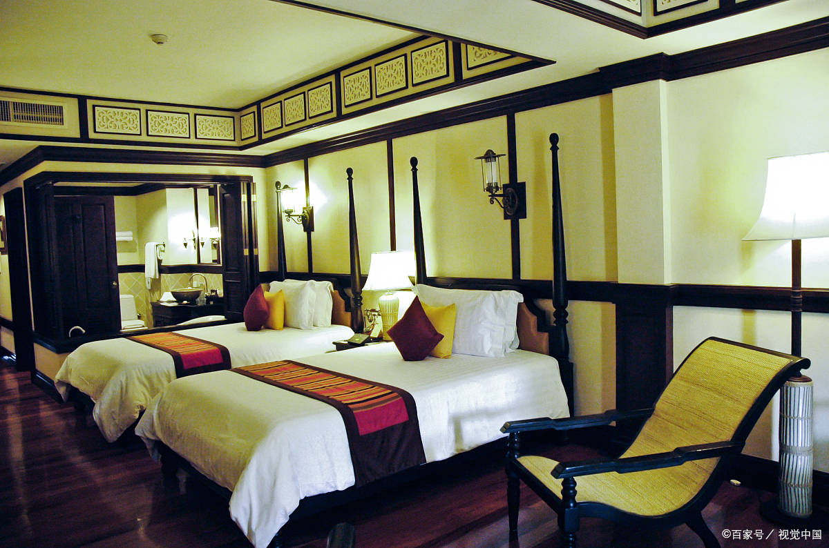 对于家庭或团体游客来说,凤凰古城也有许多适合的住宿选择