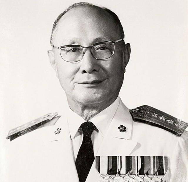 1994年孔令伟遗体运往美国,牧师祈祷时,宋美龄掩面哭泣不能自已