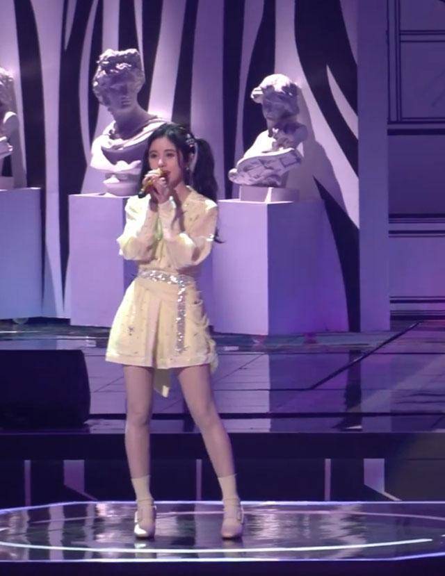 鞠婧祎穿短裙上台唱歌,扭胯摆造型的那一刻,确定身高159cm?