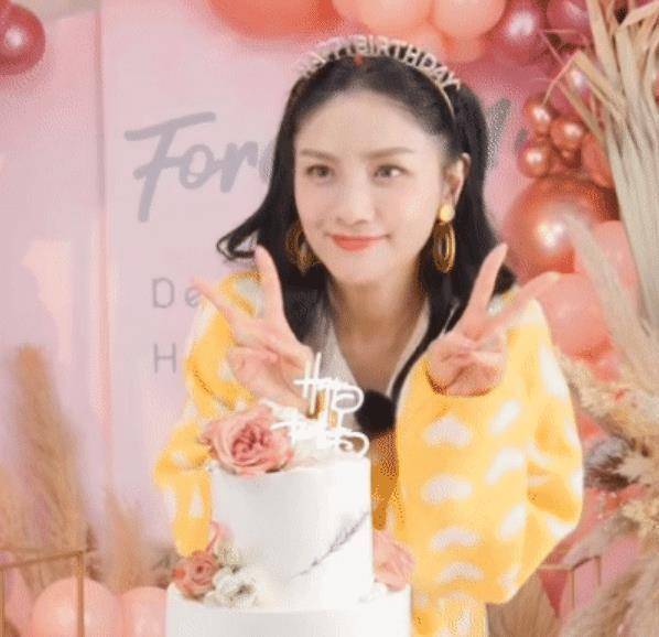 沙溢为胡可庆生,两个儿子画贺卡超暖心,10岁安吉"包子脸"比爸爸还显胖