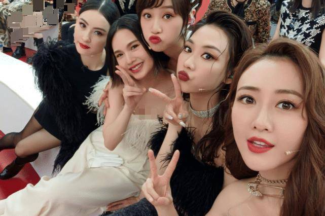 王鸥晒姐姐团"怼脸自拍",周笔畅牙上沾口红,40岁张柏芝浓妆惊艳了