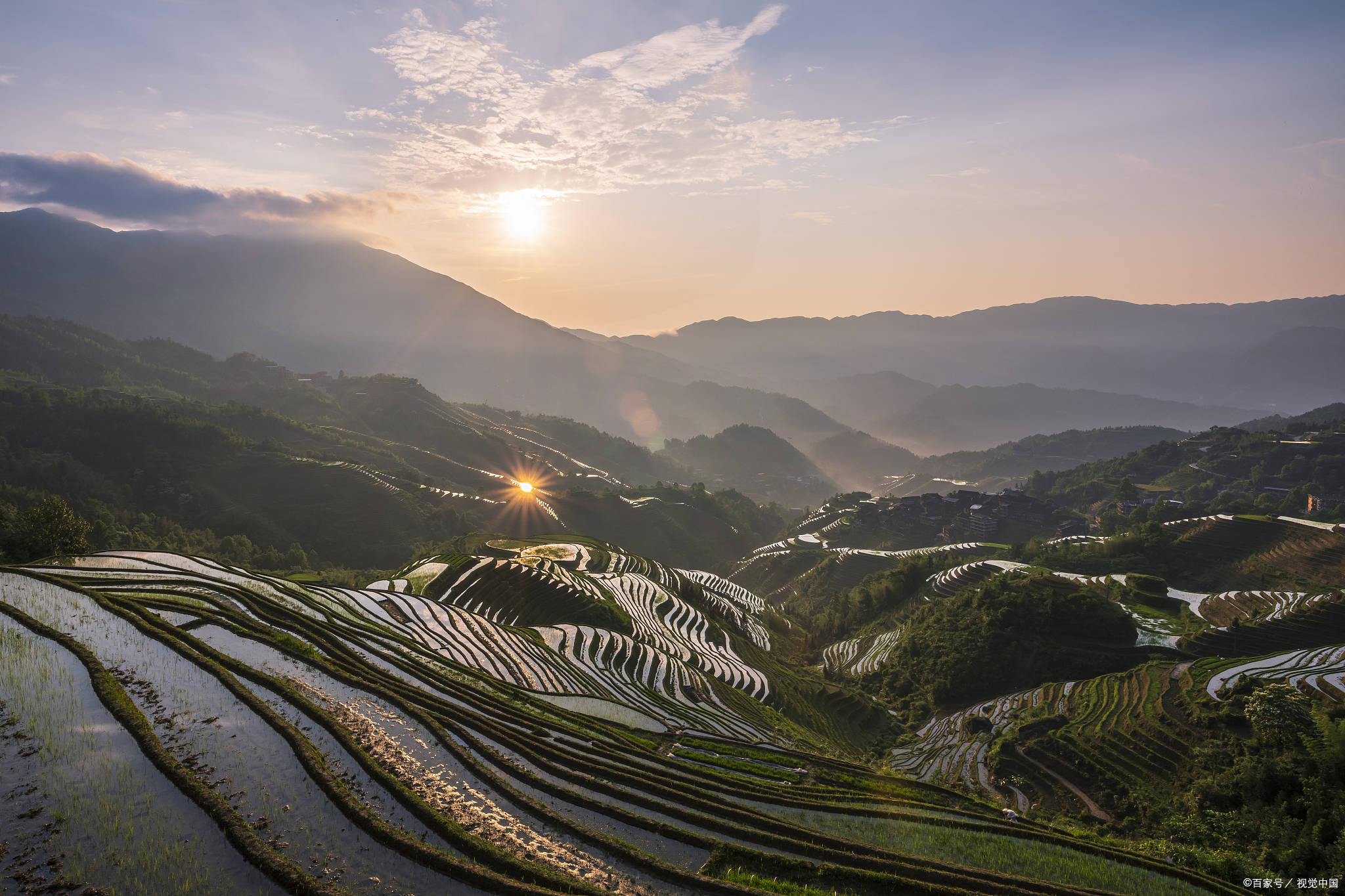 第三天:龙脊梯田早上前往阳朔,体验漓江漂流,欣赏沿途的风景,如黄布
