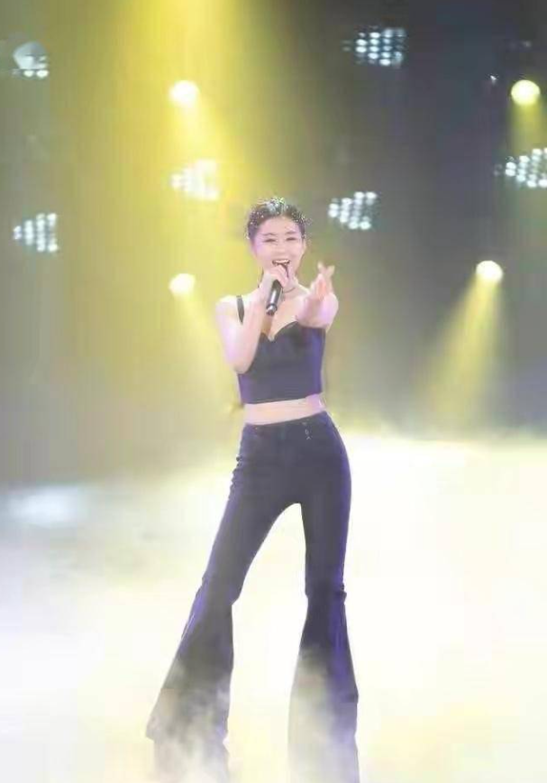 李小萌二胎后带火了跳舞穿搭:"毛衣 高腰裤 丝巾",时髦又洋气_时尚