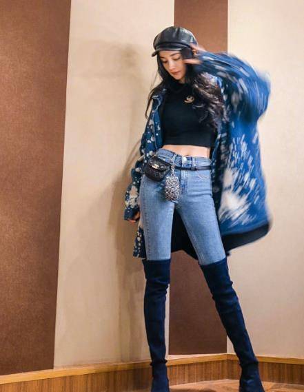 杨幂瘦到88斤后首晒自拍,戴大框眼镜高级感十足,手机壳成亮点