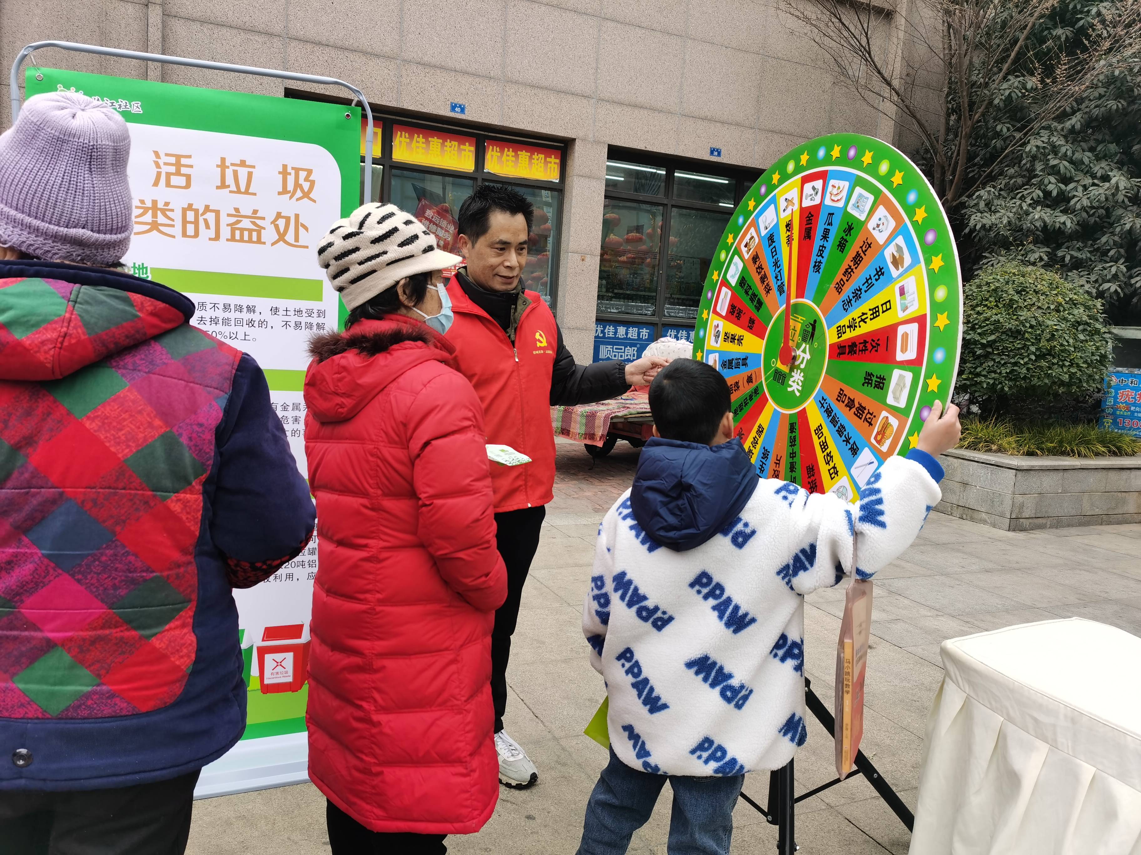 居民们积极参与,踊跃加入到各游戏环节当中,现场一片欢腾.