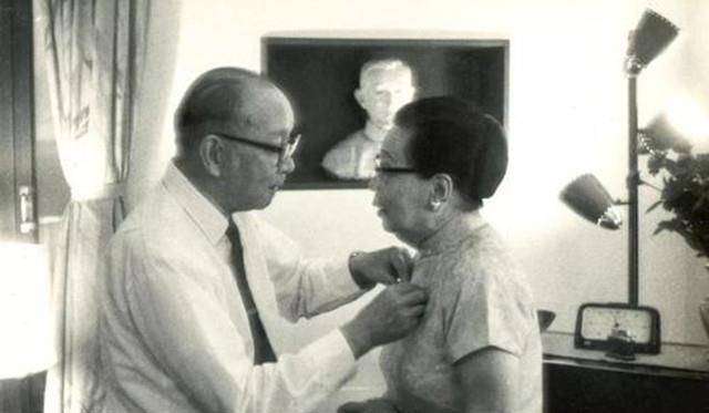 57年,他发誓与妻子,绝不离婚,却被儿子撞破情事_林语堂_陈锦端_俩人